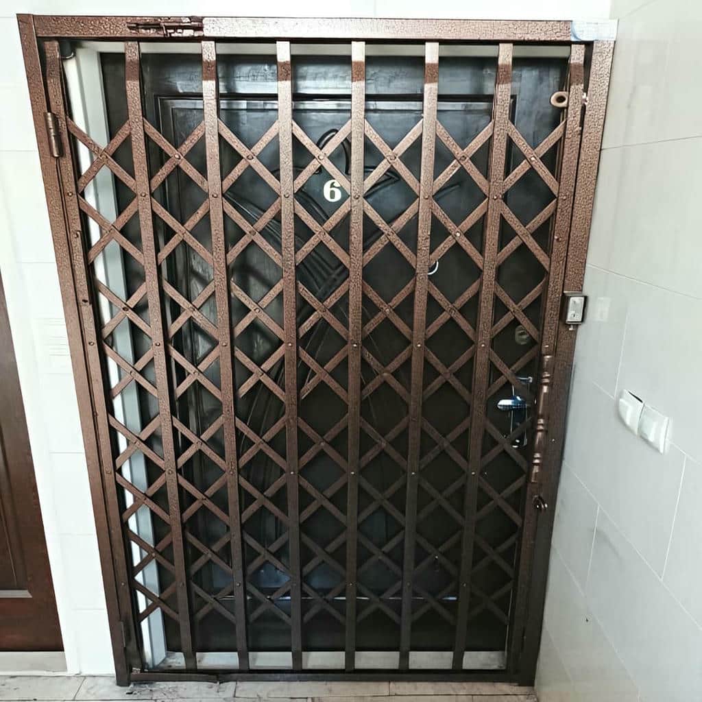 اتصال قفل درب آکاردئونی با یراق هماهنگ با بدنه حفاظ