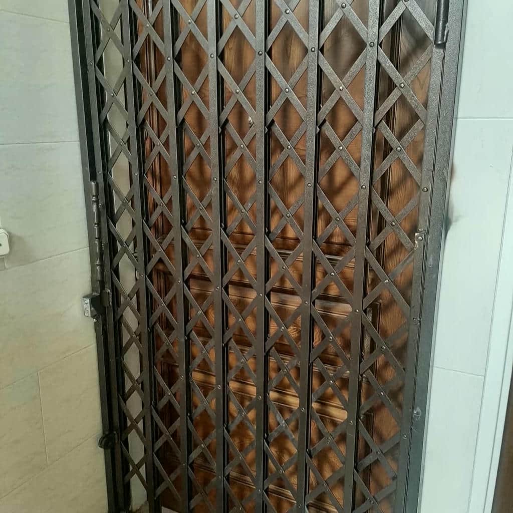 سفارش درب آکاردئونی مدرن مشکی ورودی اداری با رنگ کوره‌ای