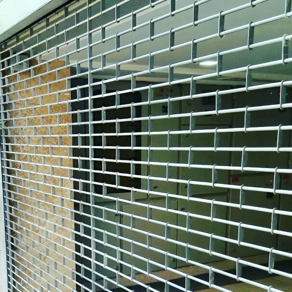 نصب کرکره برقی ضد سرقت فروشگاهی با ریل مقاوم