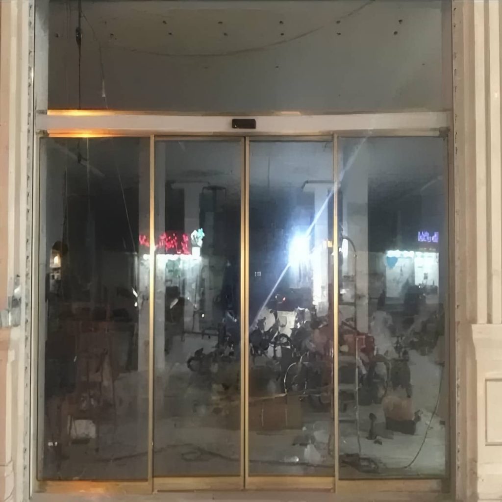 نصب درب اتوماتیک شیشه ای بانک کنترل ورود با سنسور ایمنی