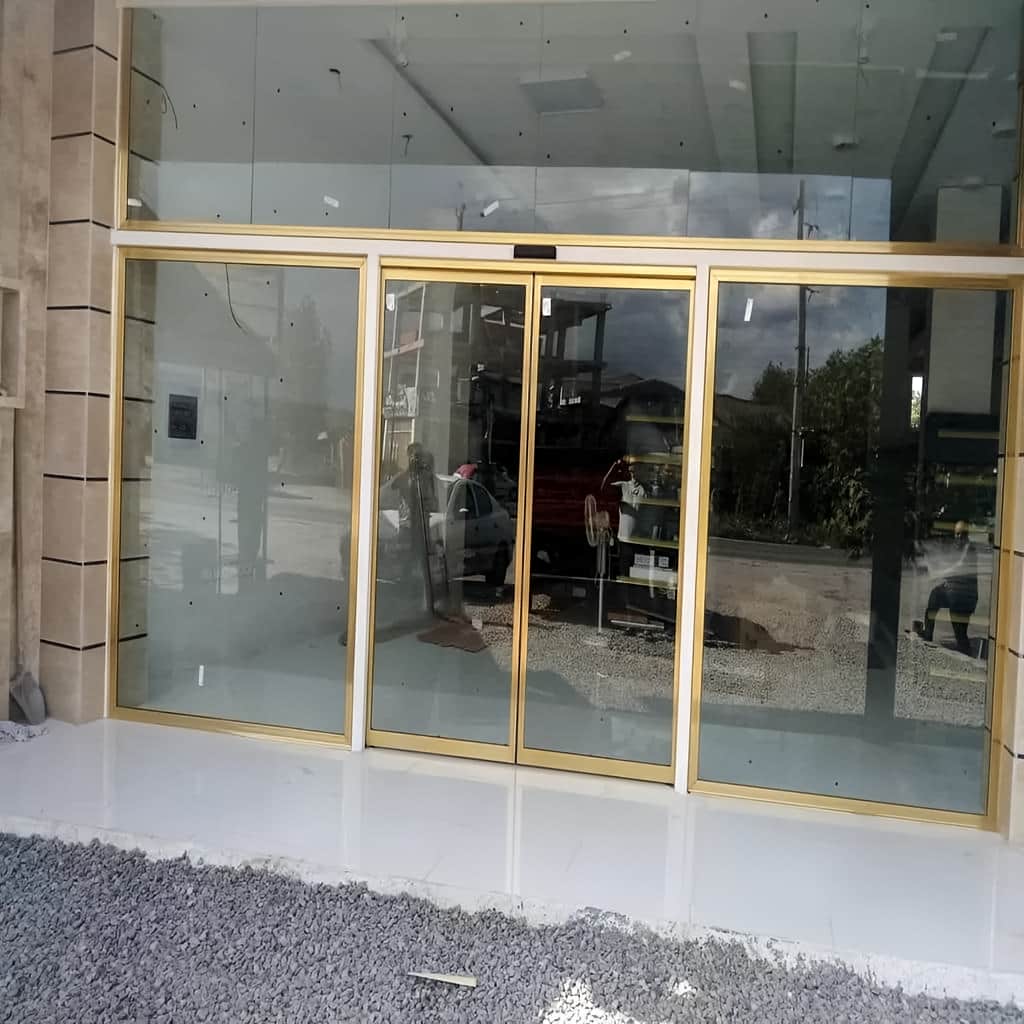 اجرای درب اتوماتیک شیشه ای تلسکوپی برای دهانه کم عرض