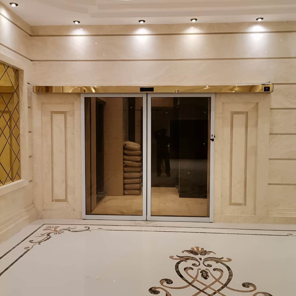 نصب درب شیشه ای لوکس هتلینگ با ریل استاندارد