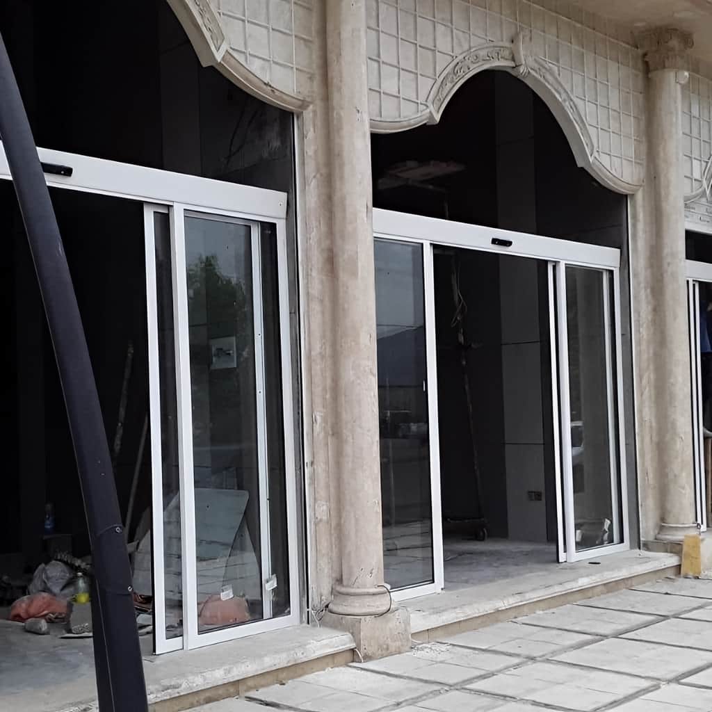 درب شیشه ای بانک کنترل ورود با اپراتور پرتردد