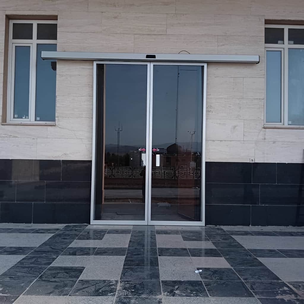 قیمت درب اتوماتیک شیشه ای ورودی ساختمان اداری بر اساس ابعاد