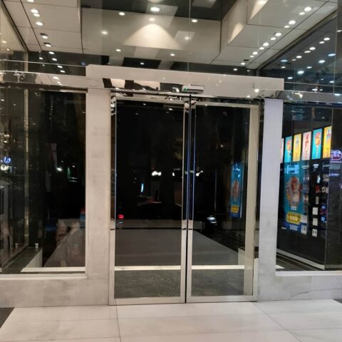 قیمت درب اتوماتیک شیشه ای لولایی کم تردد
