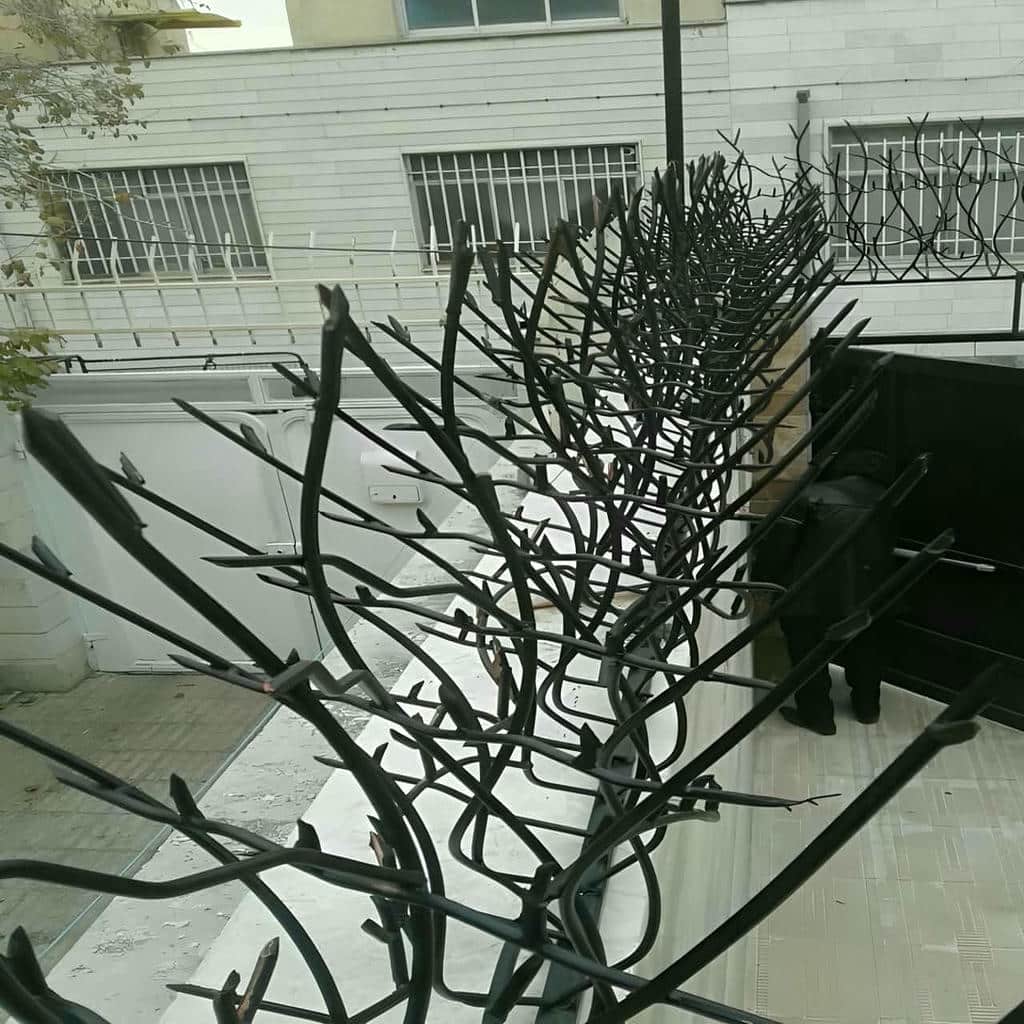 حفاظ روی دیوار حیاط مسکونی با مدل شاخ گوزنی
