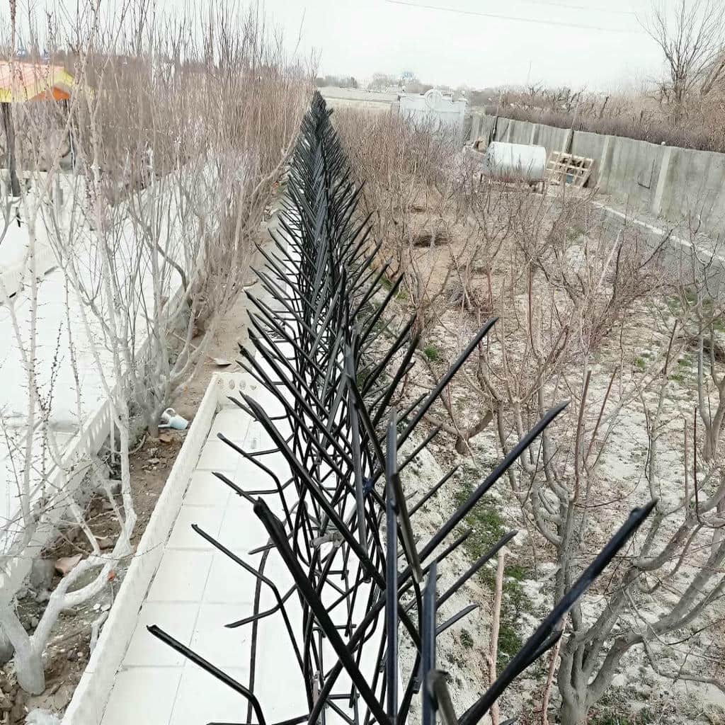 نصب حفاظ دیوار با میلگرد آجدار روی تاج دیوار