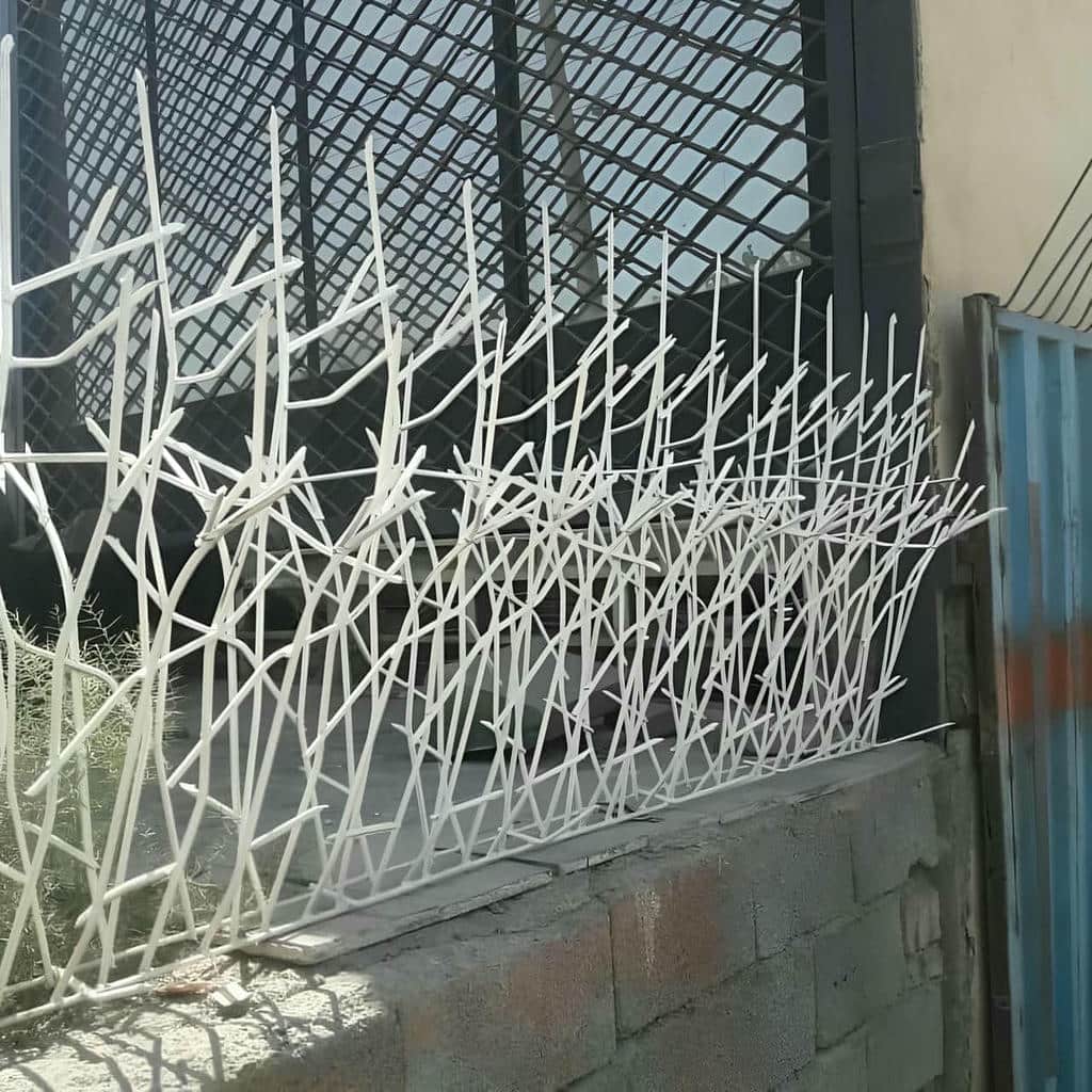 نصب حفاظ دیوار مدرن خطی روی تاج دیوار