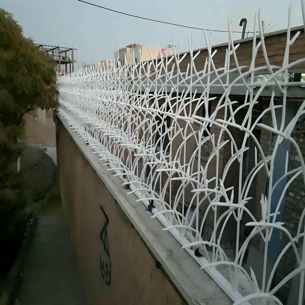 نصب حفاظ دیوار پرتراکم خمکاری شده روی تاج دیوار