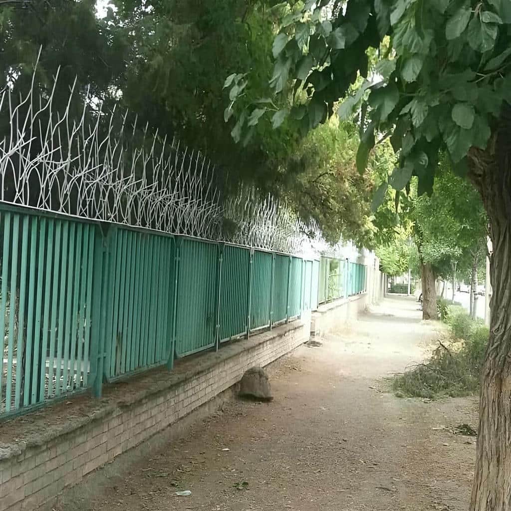قیمت حفاظ روی دیوار حیاط مسکونی بر اساس مشخصات