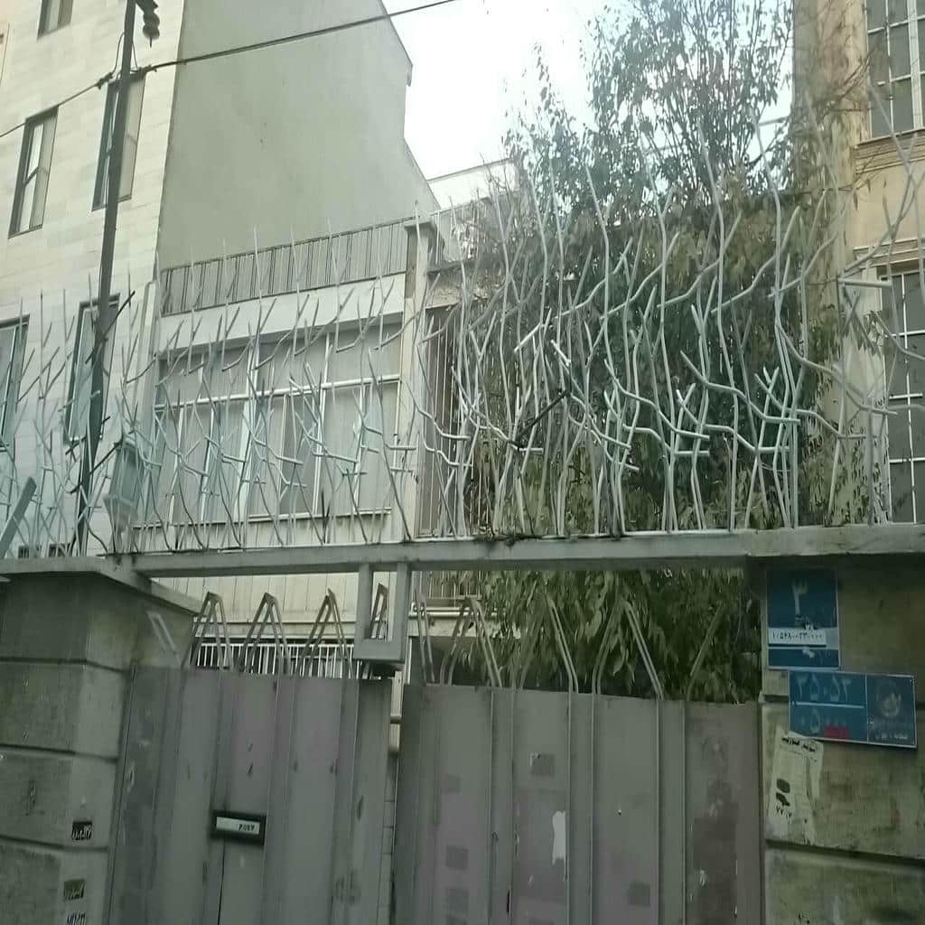نصب حفاظ روی دیوار باغ محوطه روی تاج دیوار