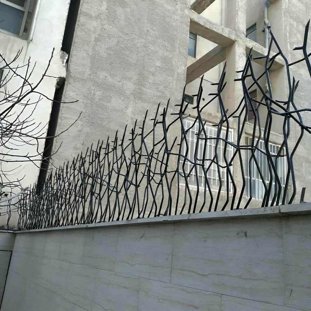 نصب حفاظ روی دیوار حیاط مسکونی روی تاج دیوار