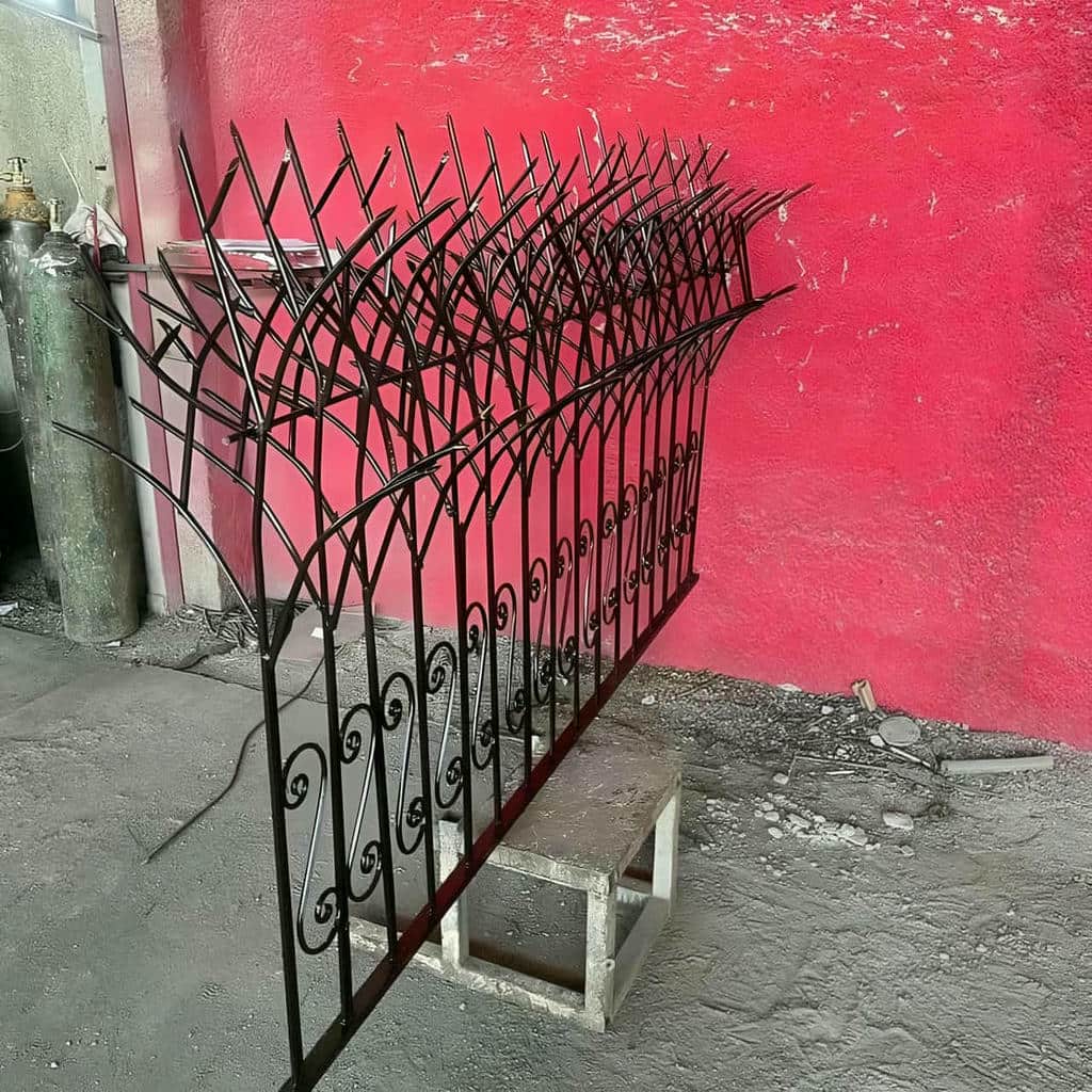 اجرای حفاظ روی دیوار حیاط مسکونی با شاسی مقاوم