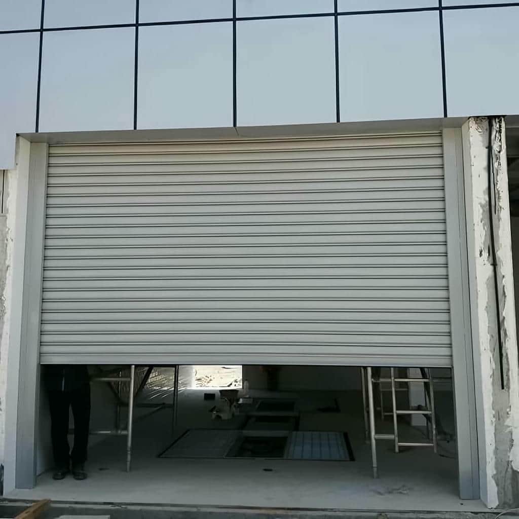 نصب ریل کرکره برقی آلومینیومی با تراز دقیق
