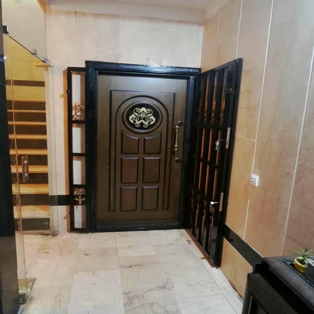 نصب حفاظ درب آپارتمان ضد دیلم پشت درب اصلی