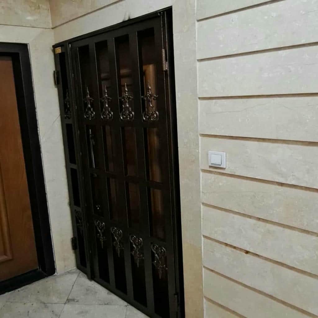 سفارش حفاظ درب آپارتمان ضد دیلم با رنگ کوره‌ای