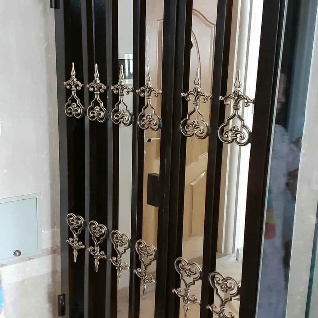 نصب حفاظ درب ضد سرقت فلزی پشت درب اصلی
