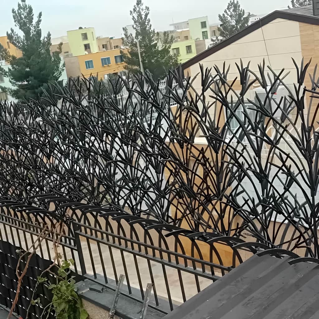 حفاظ لیلیوم دیوار لوکس ویلا با گل‌برگ فلزی