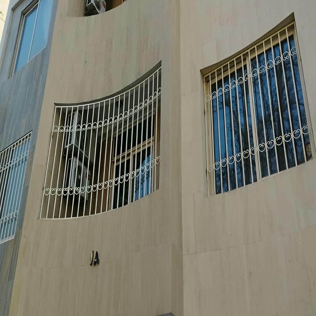 اجرای حفاظ پنجره آهنی پروفیلی با رنگ کورهای