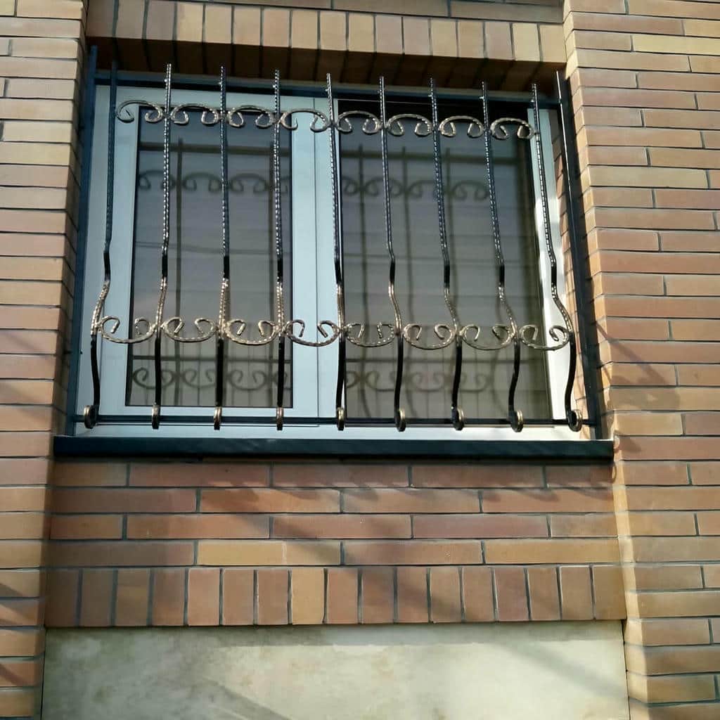 نصب حفاظ پنجره ویلایی نمای باغ روی قاب سنگی