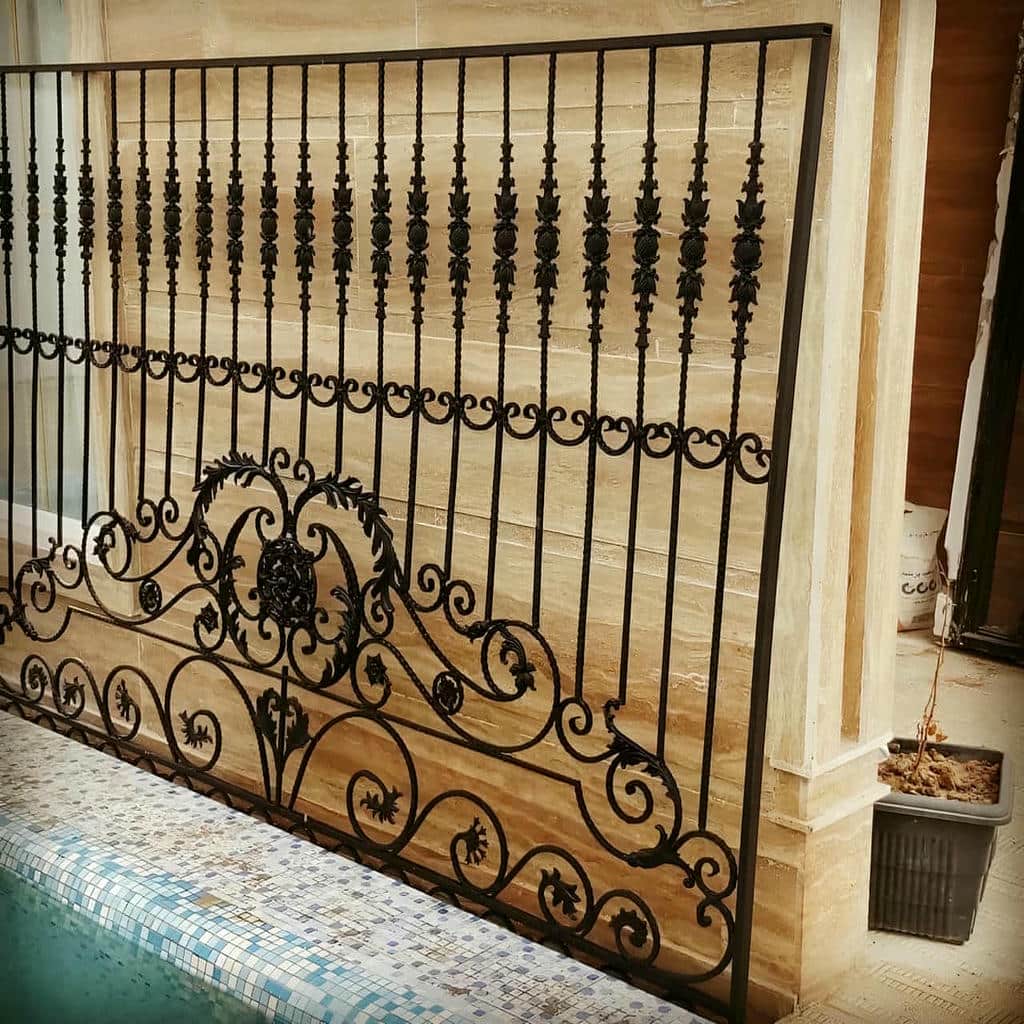 حفاظ پنجره ثابت پیچ و رولپلاک با طرح شبکه‌ای