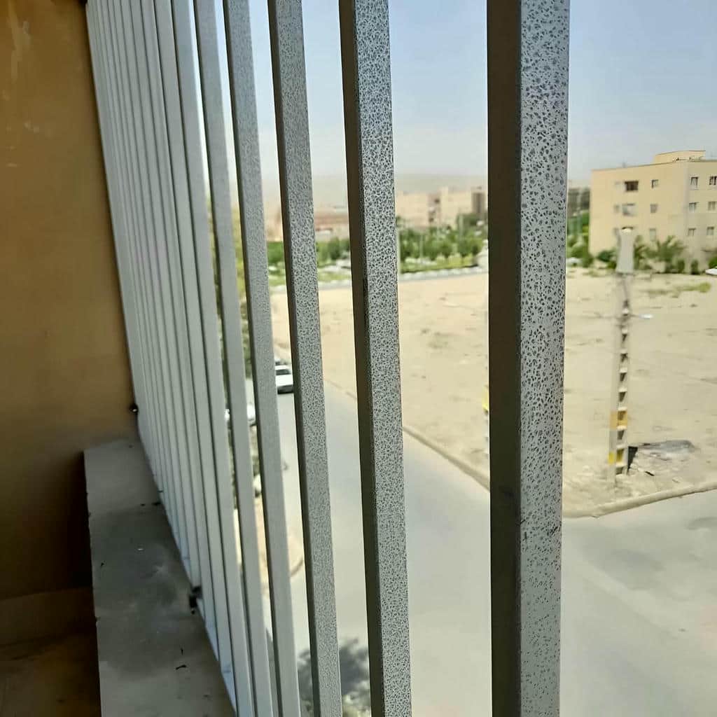 اجرای حفاظ پنجره شیک قاب دار با رنگ کوره ای
