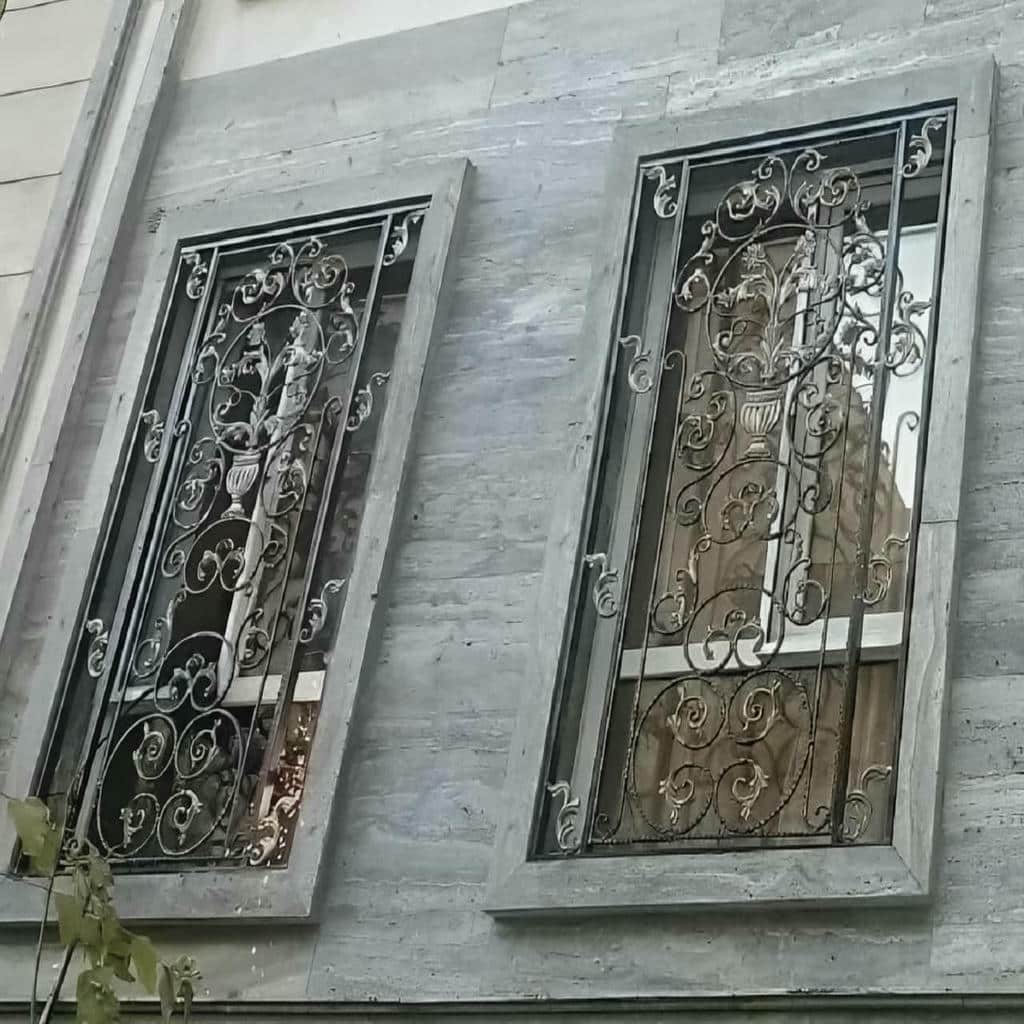 اجرای حفاظ پنجره ضد سرقت میله عمودی با رنگ کوره‌ای