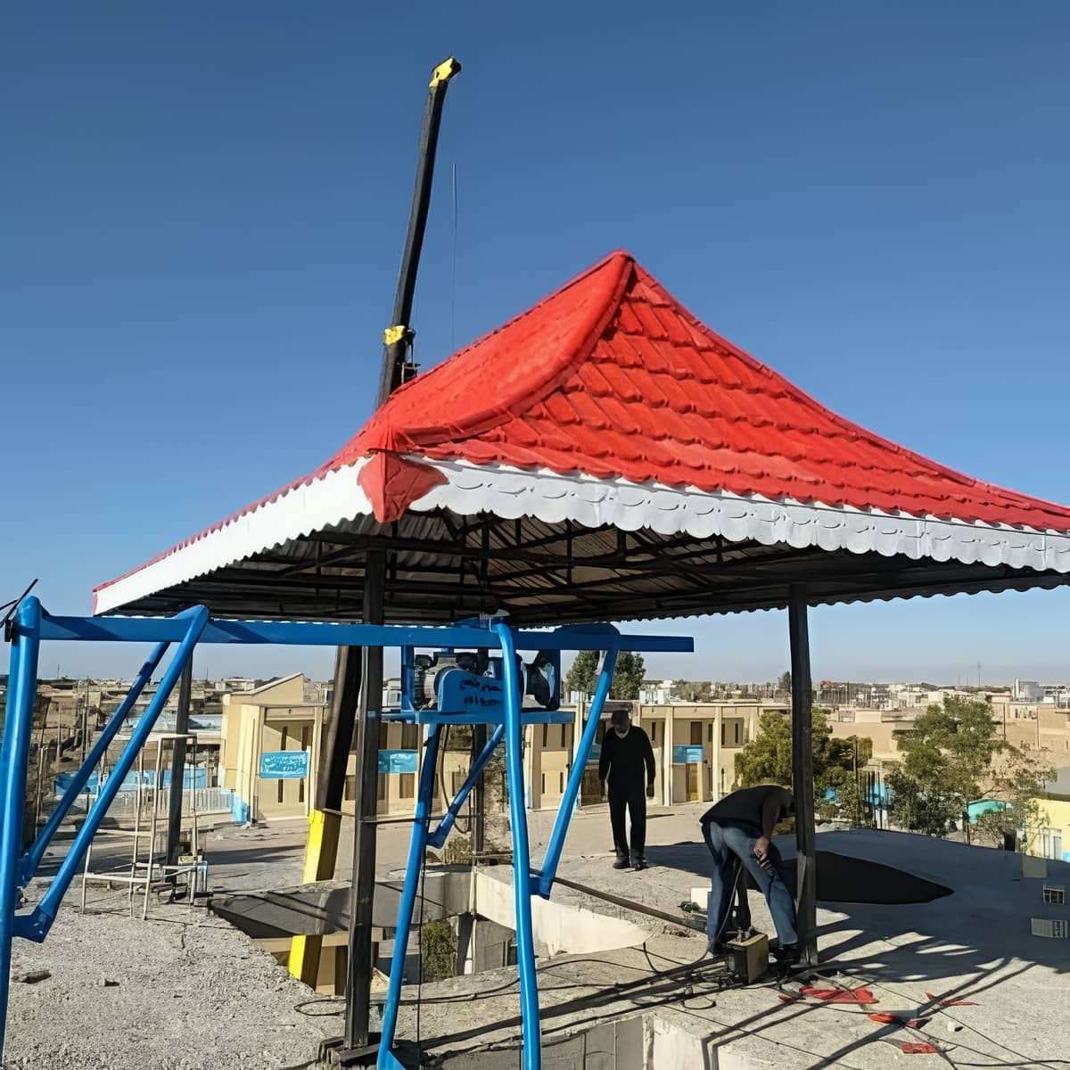 آردواز سردرب حیاط با رنگ هماهنگ نما آردواز سردرب حیاط با رنگ هماهنگ نما