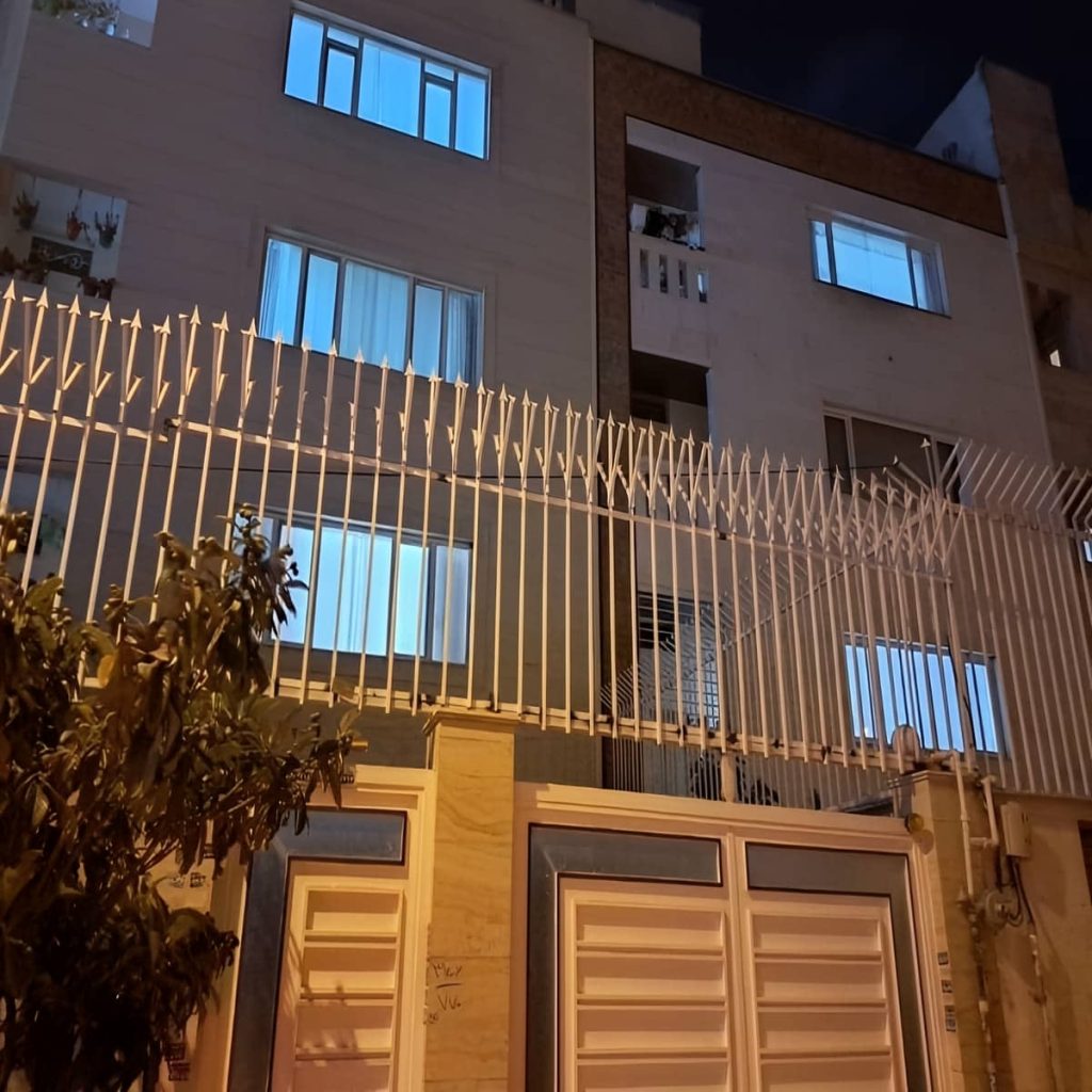 حفاظ دیوار ویلایی مدرن طرح نیزه با مدل ساده