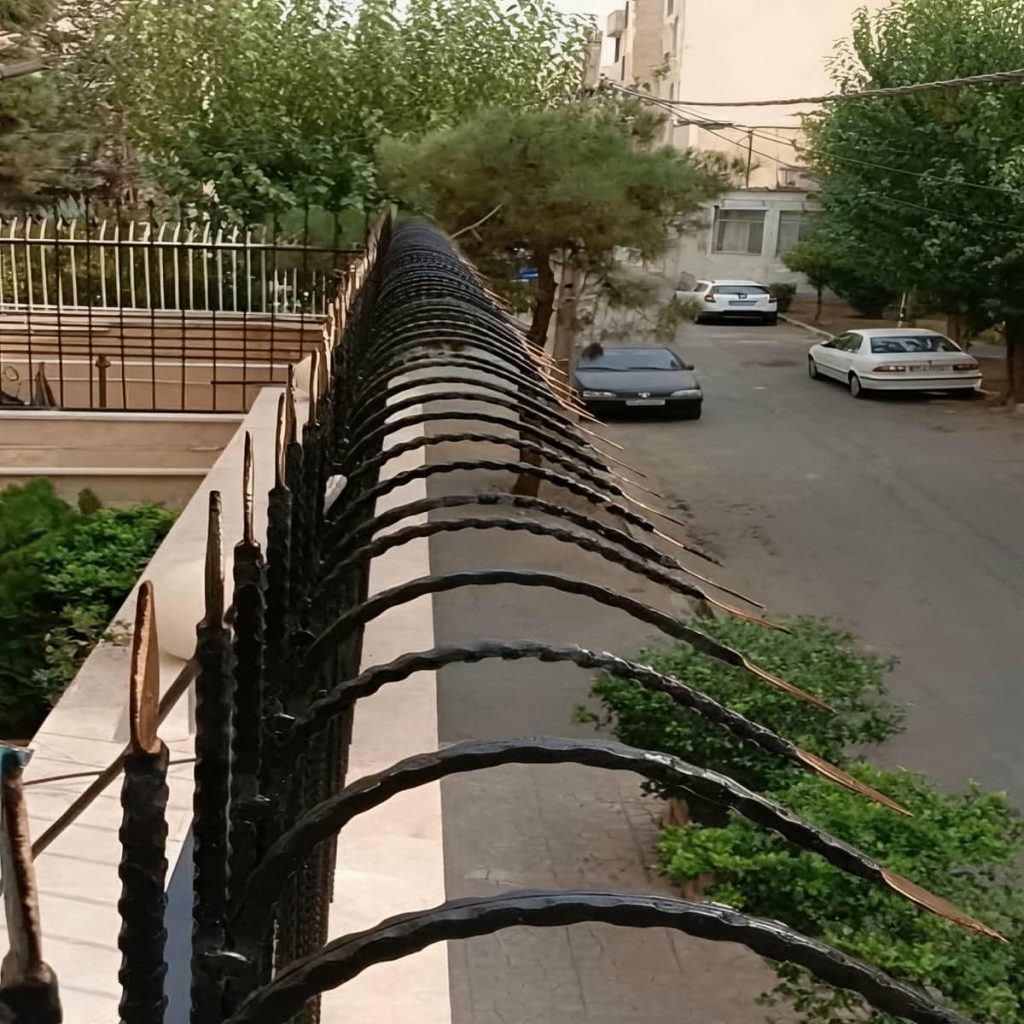سفارش حفاظ دیوار ویلایی مدرن طرح نیزه با رنگ کوره‌ای