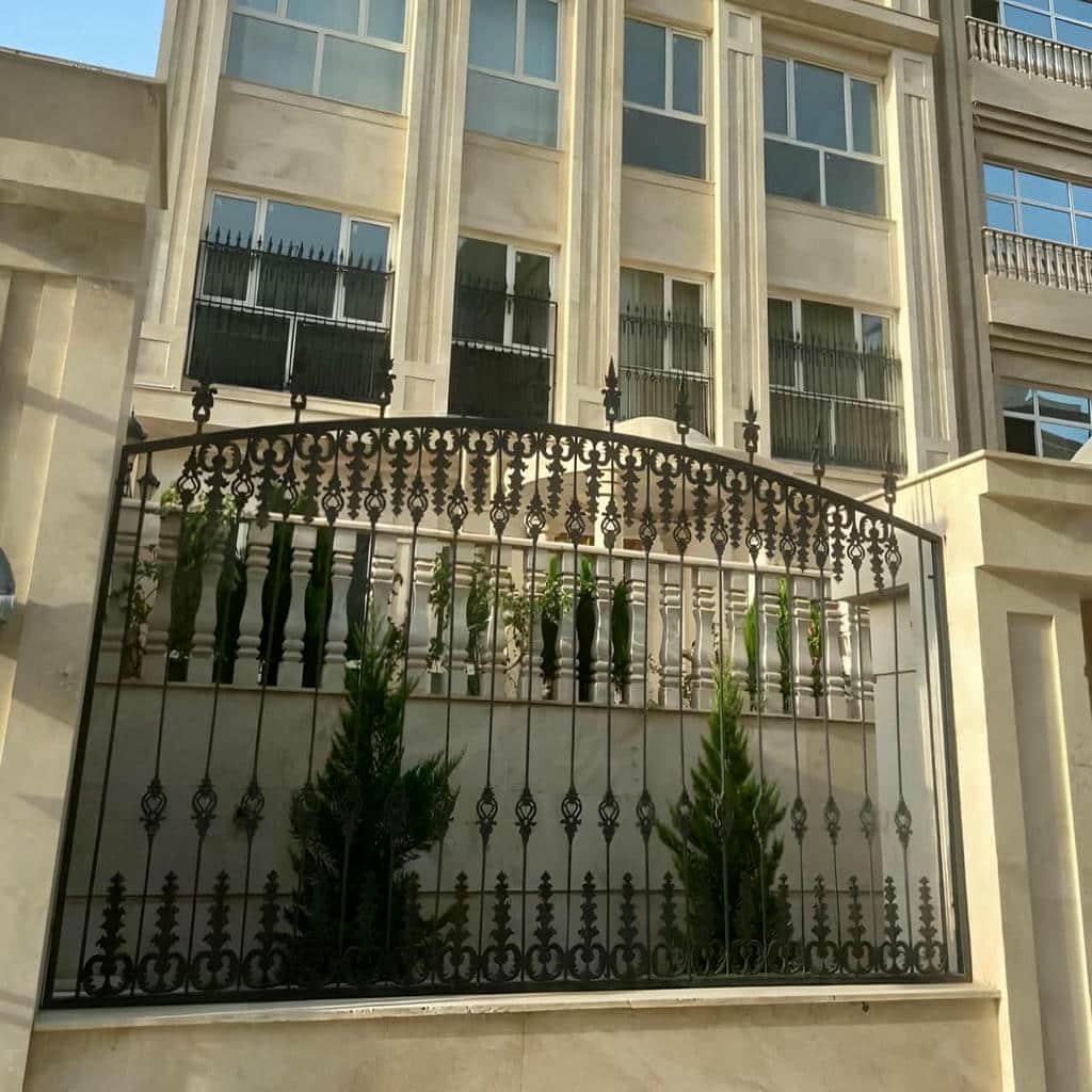 اجرای حفاظ دیوار کلاسیک سرنیزه با شاسی مقاوم