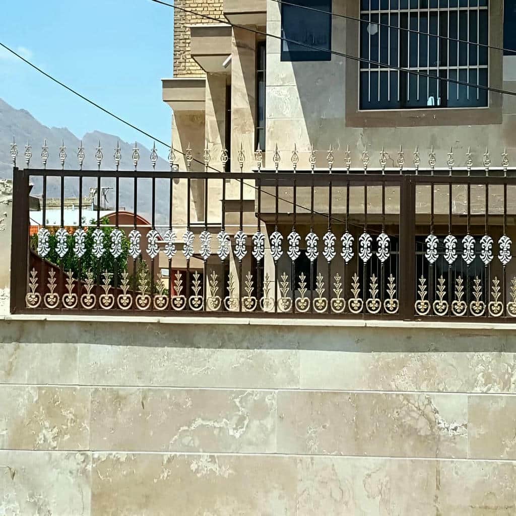 نرده حفاظ دیوار ساده با مدل عمودی
