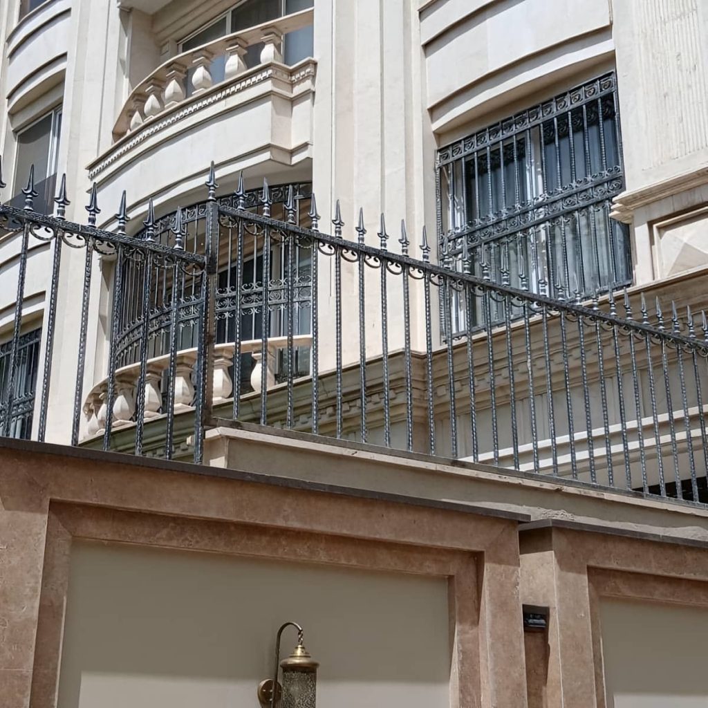 حفاظ دیوار کلاسیک سرنیزه با نوک پیکانی