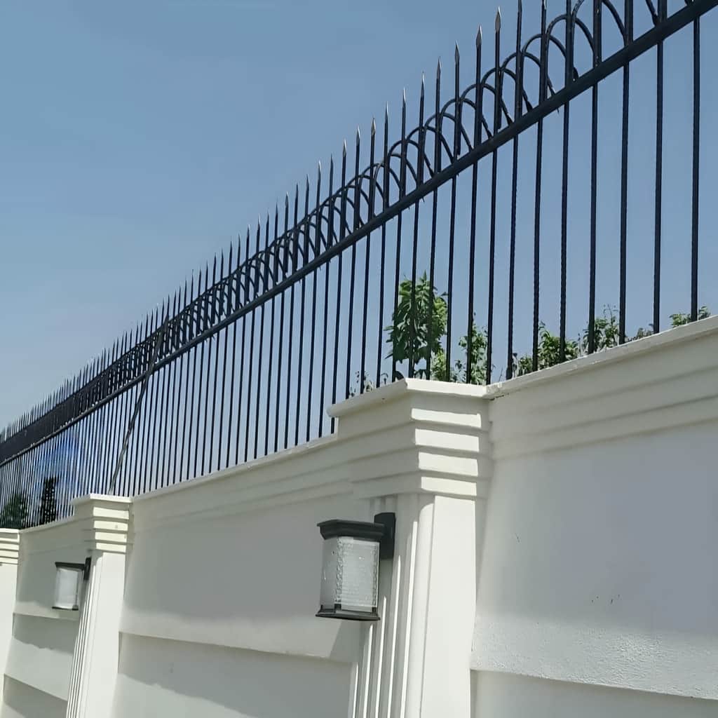 نصب حفاظ دیوار ویلایی مدرن طرح نیزه روی تاج دیوار