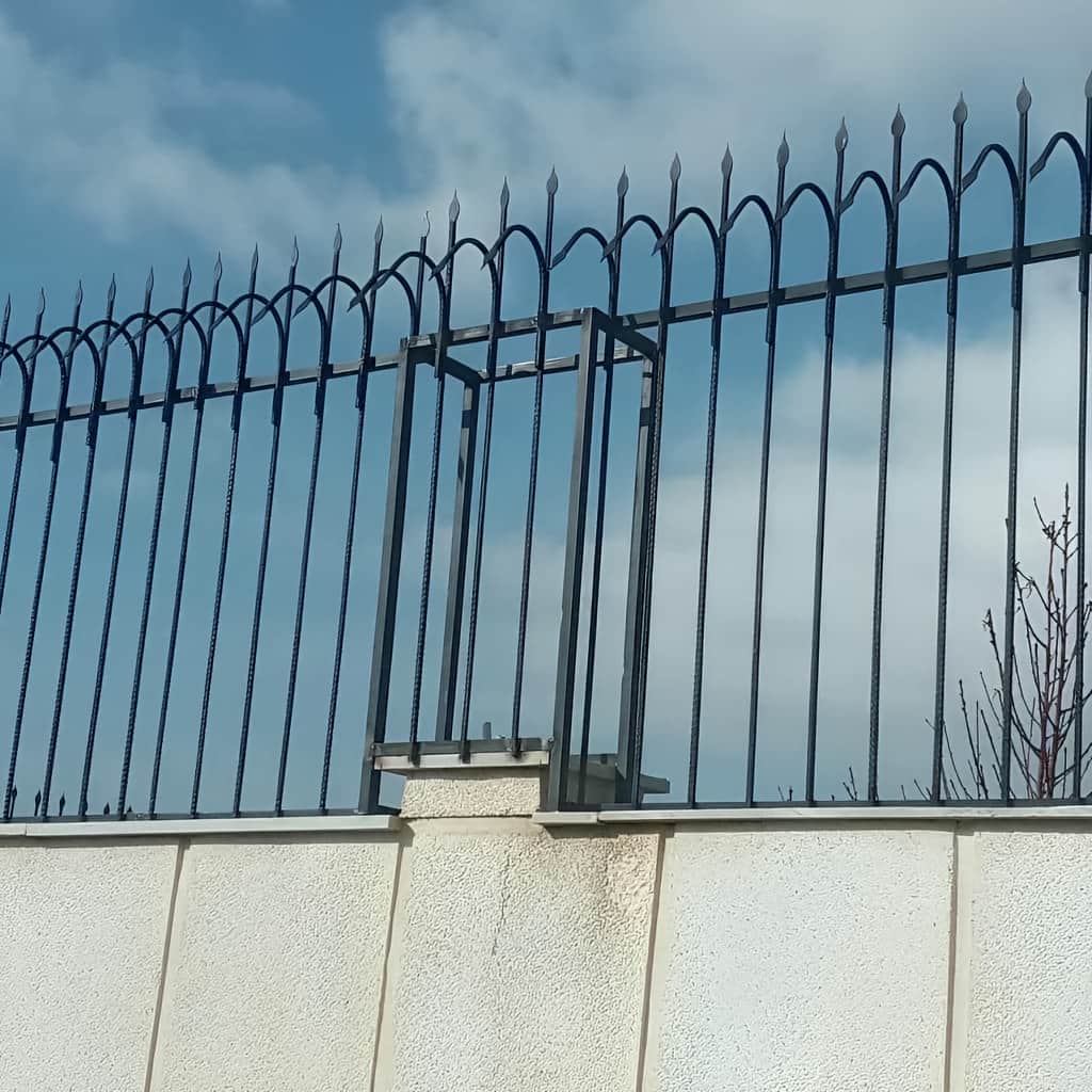 حفاظ دیوار ویلایی مدرن طرح نیزه با مدل مینیمال
