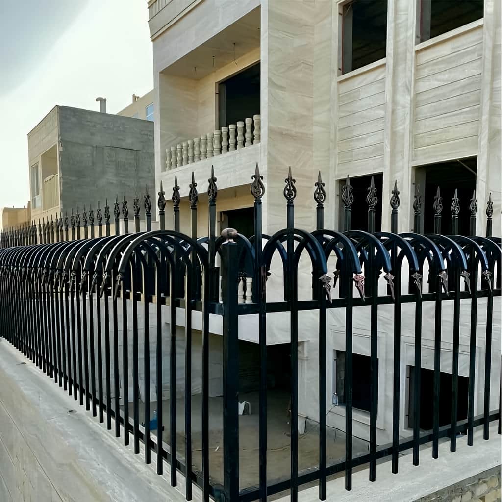 اجرای نرده حفاظ دیوار ساده با شاسی مقاوم