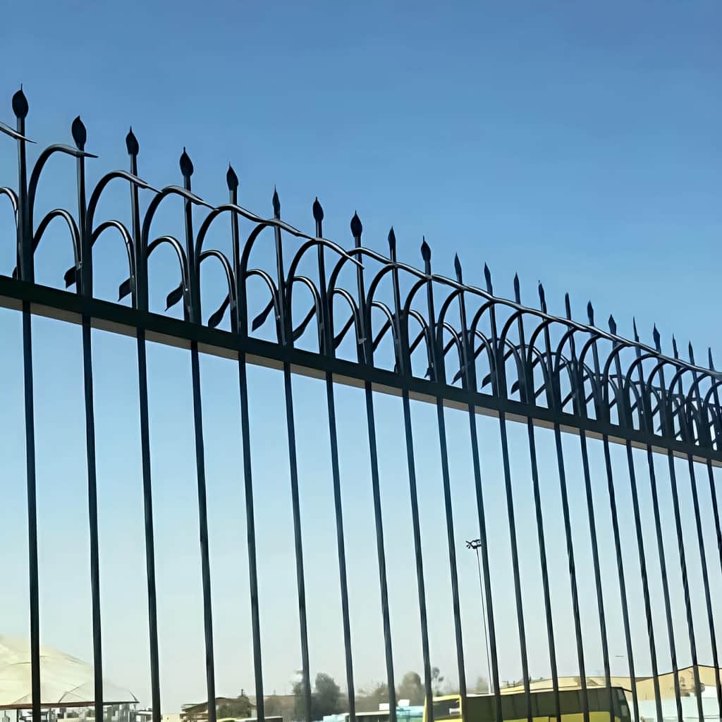 اجرای حفاظ دیوار ویلایی مدرن طرح نیزه با شاسی مقاوم
