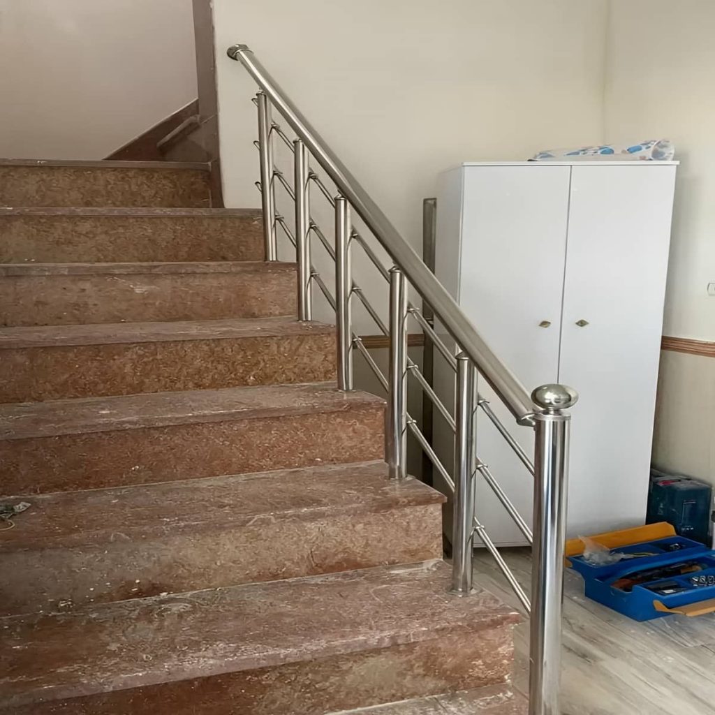 اجرای نرده استیل ضدزنگ برای فضای تجاری