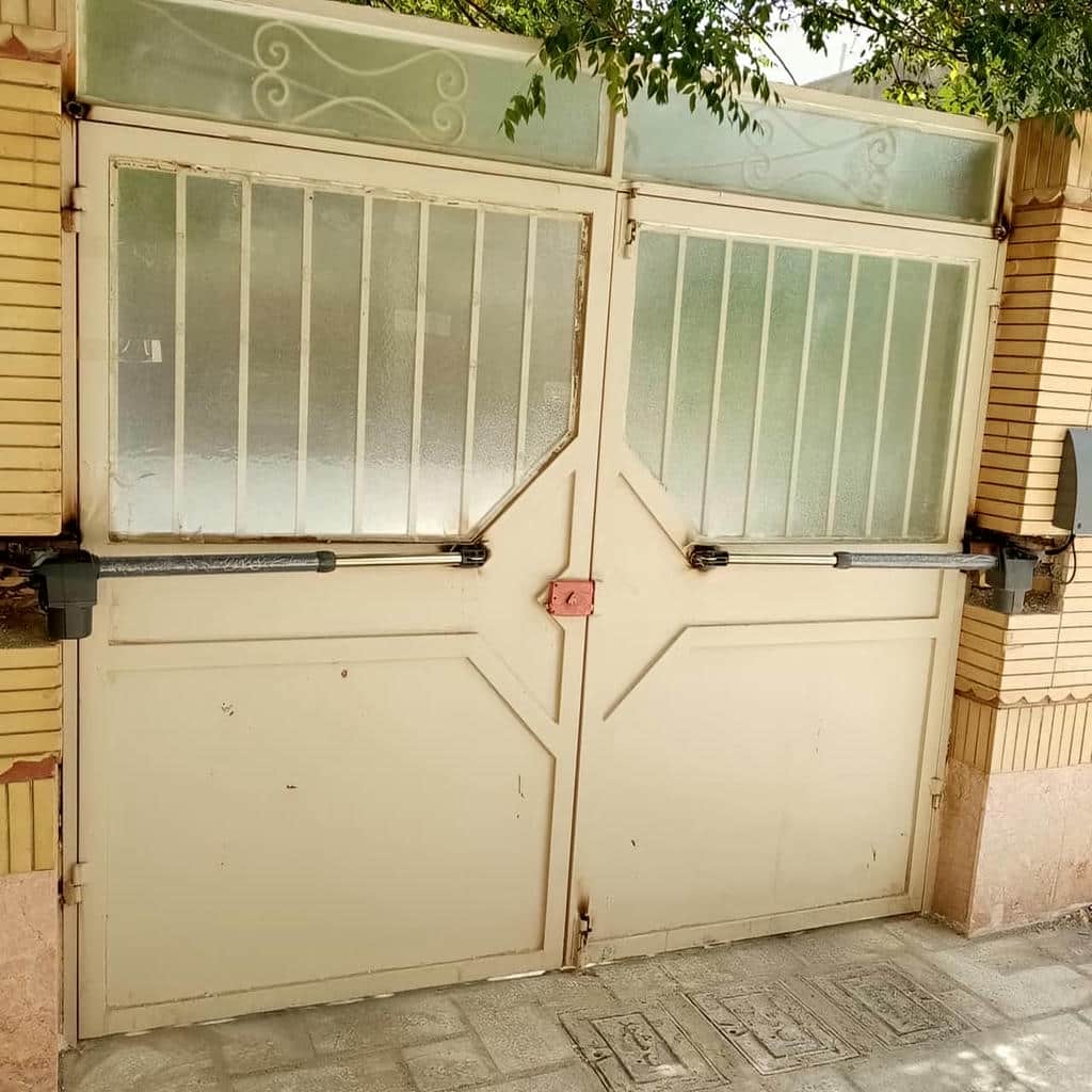 جک درب پارکینگ الکترومکانیک خانگی روی چهارچوب مقاوم