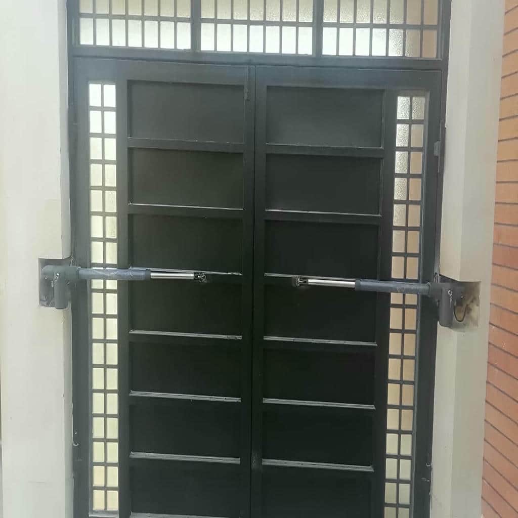 جک هیدرولیک صنعتی درب پارکینگ روی چهارچوب فلزی