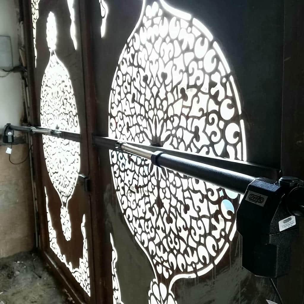 جک درب نفررو تک لنگه روی چهارچوب فلزی