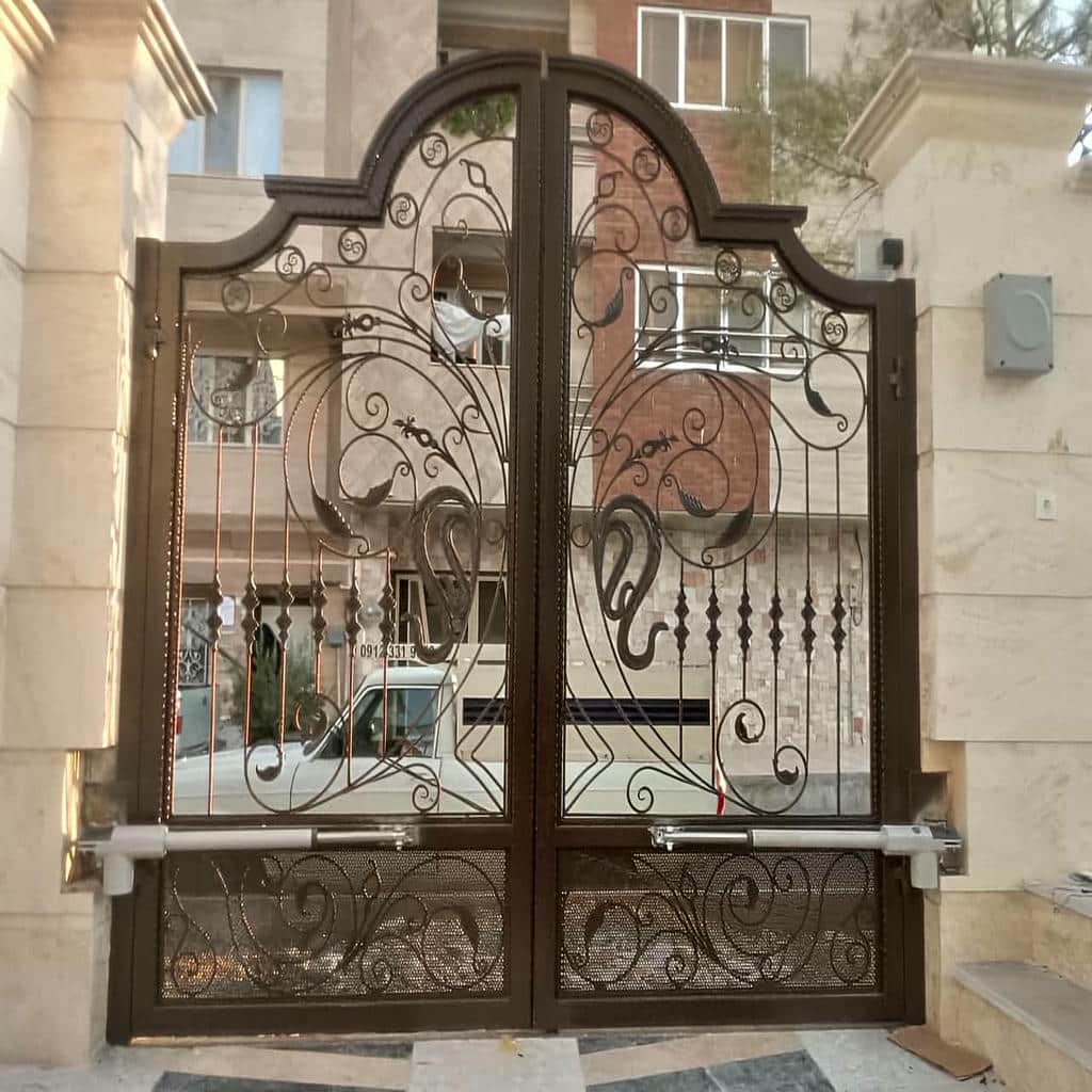 جک درب نفررو تک لنگه نصب شده روی درب فلزی