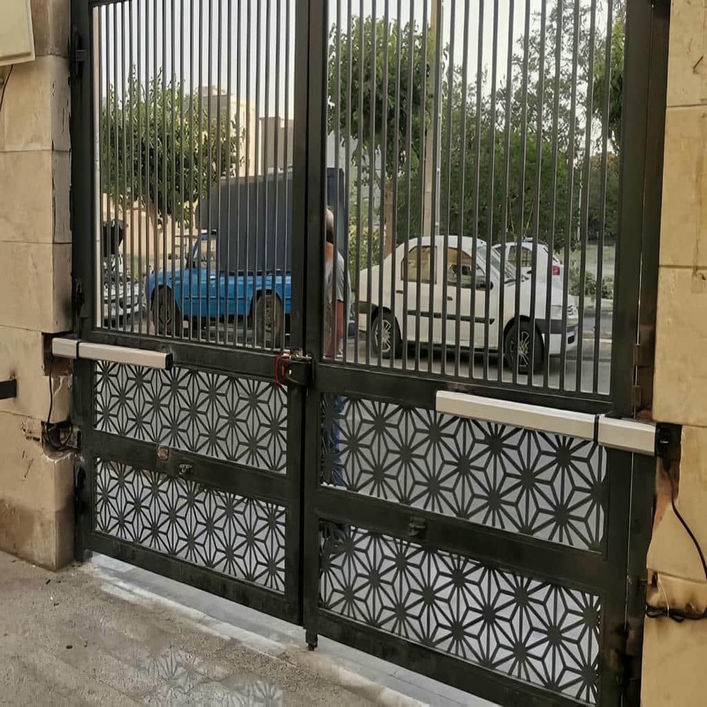 قیمت جک درب برقی پارکینگ با موتور بازویی نصب شده روی لنگه درب قیمت گذاری مدل های جک درب برقی پارکینگ با نمونه نرخ و عوامل اثرگذار