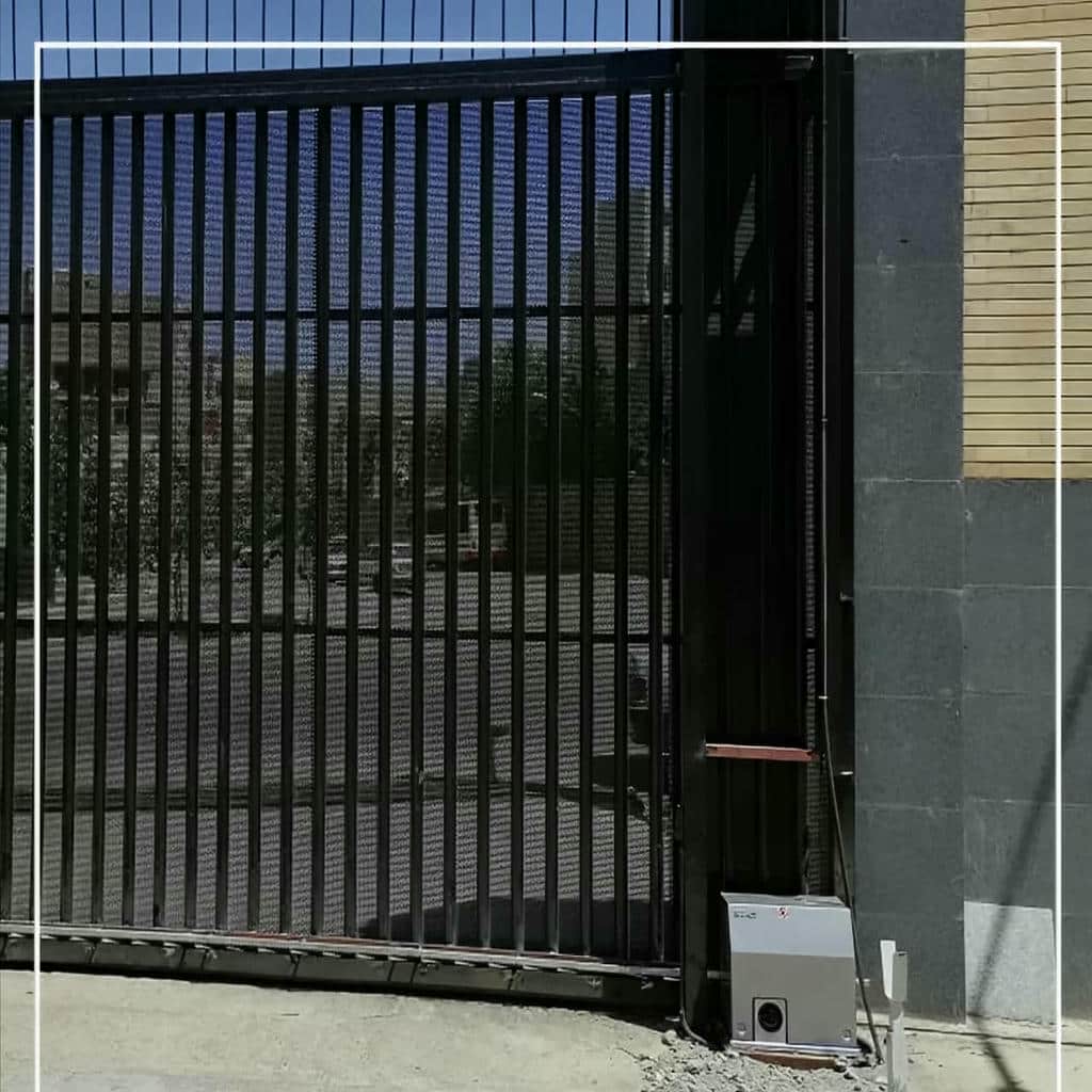 درب برقی ریلی پارکینگ نصب شده روی ورودی عریض
