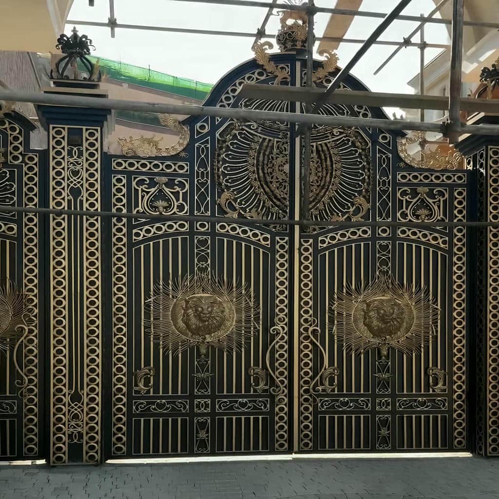 درب پارکینگ عریض ماشین رو با ورق پوششی نیمه بسته