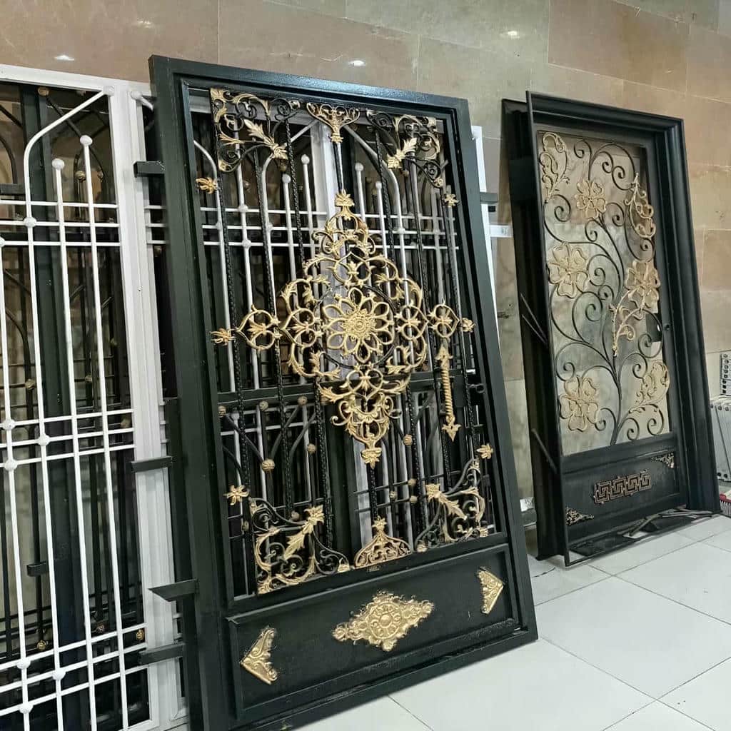 درب حیاط پانل دار در حال نصب روی چهارچوب فلزی