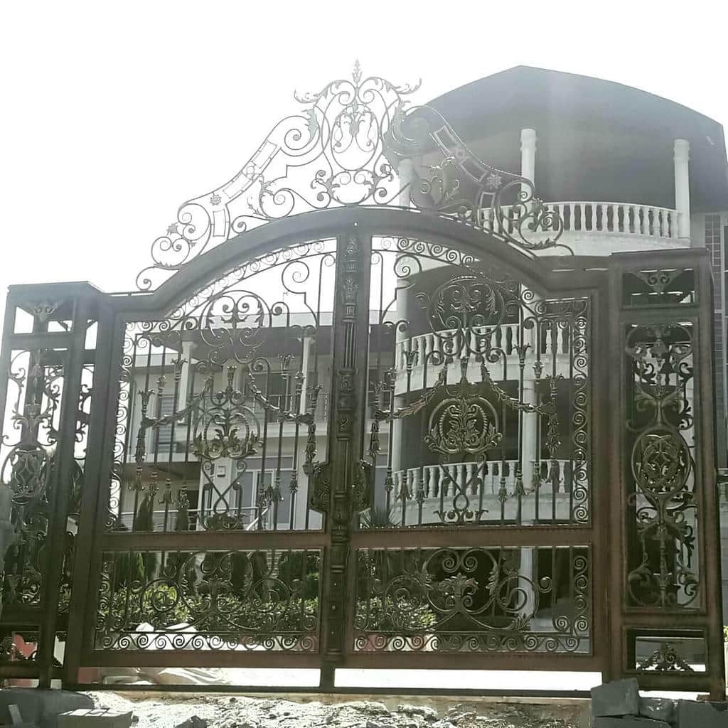 درب فلزی پارکینگ دو لنگه با زبانه کف و قفل ایمن