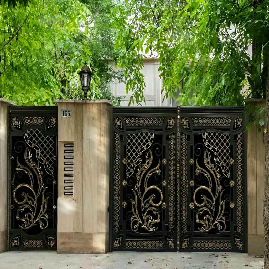 درب ویلایی سفید طلایی نمای کلاسیک با نصب چهارچوب فلزی