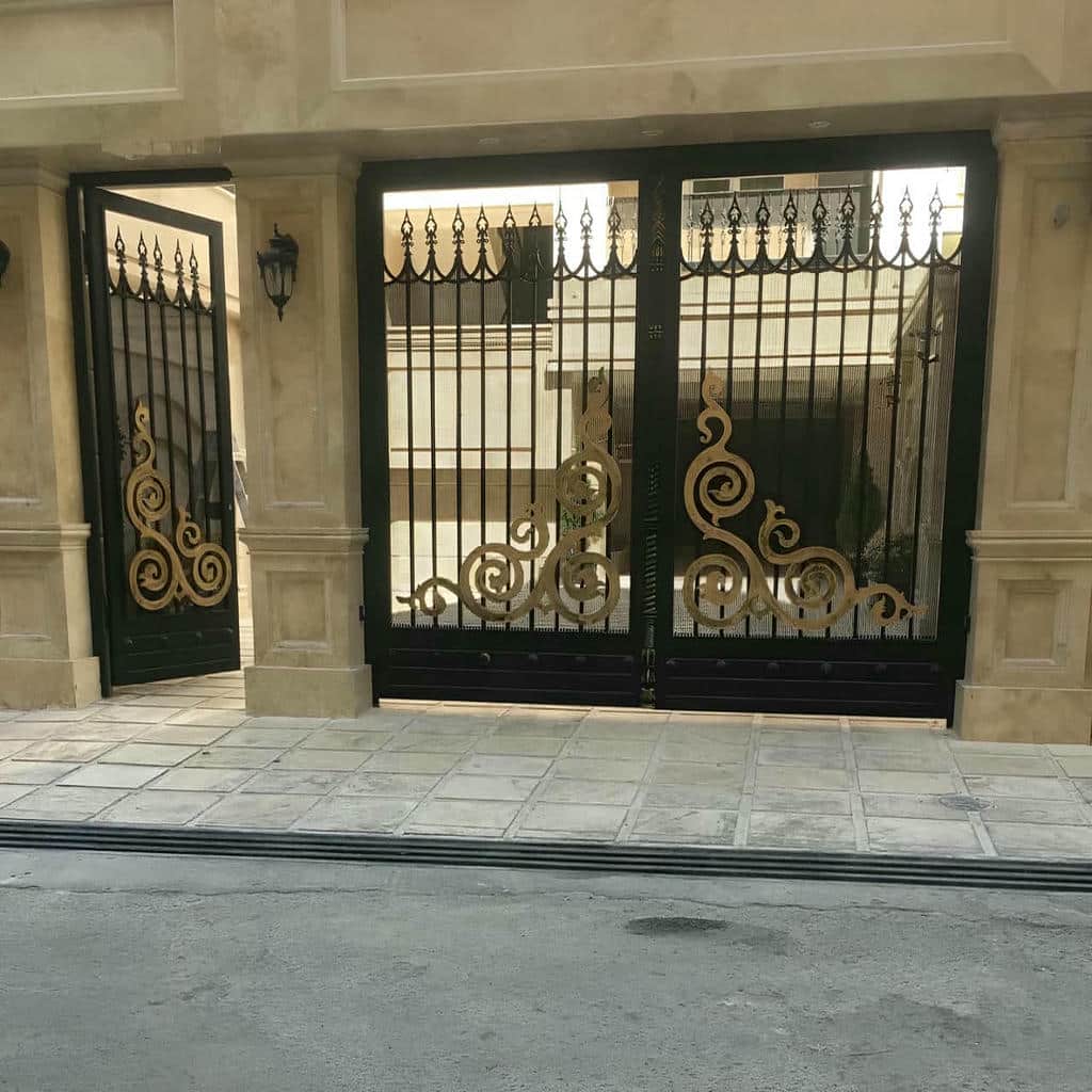 درب حیاط فرفورژه نمای رومی با تاج قوس دار و رنگ مشکی
