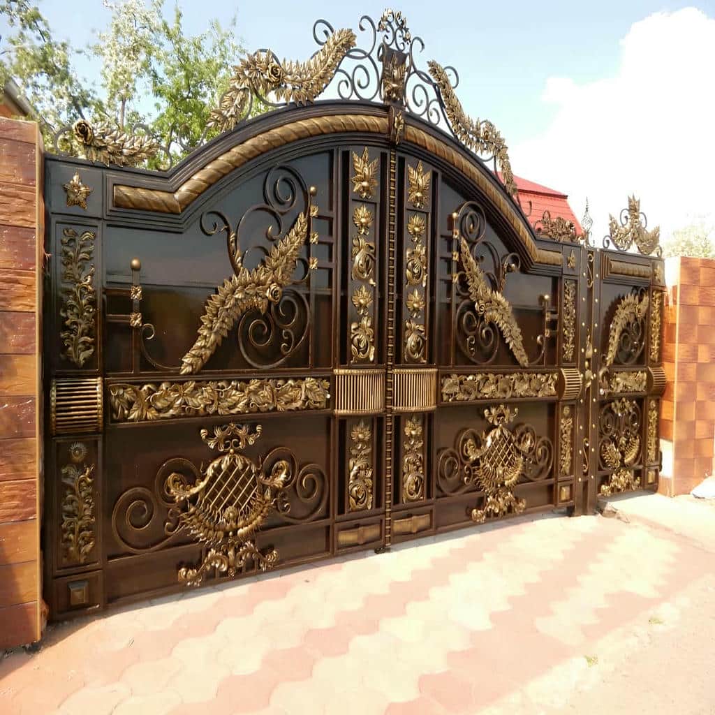 درب پارکینگ مشکی طلایی لوکس با طرح مدرن ساده
